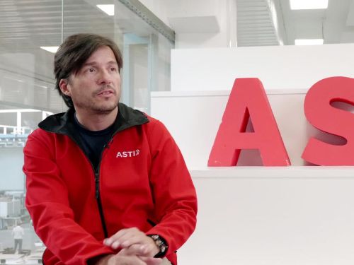 文章的预告图片： ASTI. 视频展示了第三代ecomatController是如何控制ASTI的AGV（自动导引车）的。