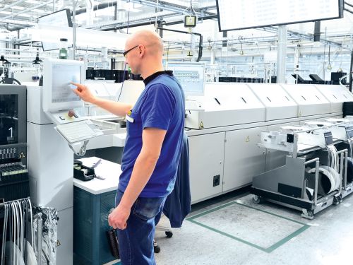 文章的预告图片： 通过 ifm 的 Y 形链路进行质量监控. 通过对您机器的选择性数据采集，您可以提高设备的整体效率。