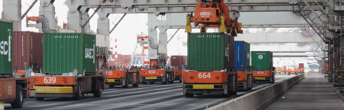 文章的预告图片： Sensors in the Rotterdam container terminal. Whether spreader or AGV, every machine has to function smoothly in wind and weather. Learn more about our solutions.
