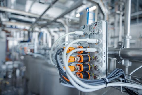 文章的预告图片： 全球标准：IO-Link技术. IO-Link技术可将普通传感器转变为智能传感器。立即探索如何实现。