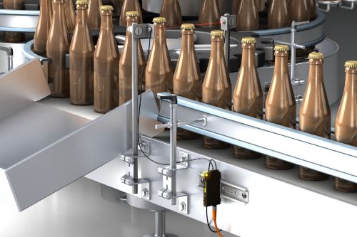 图示为安装在一台机器内用于检测快速移动物体的ifm OCF光纤传感器