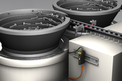 图示为光纤传感器安装于设备上，用于实现小型零件检测的场景。