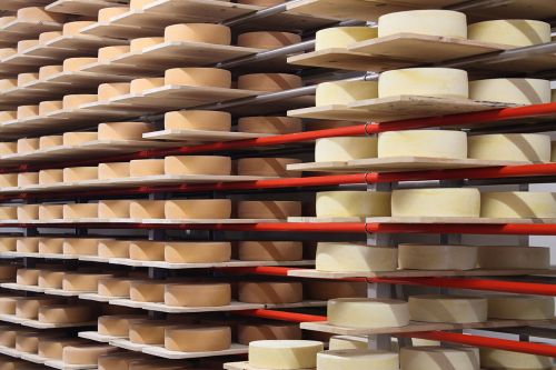 文章的预告图片： Käserei Wildberg. 适用于手工生产任务的自动化技术